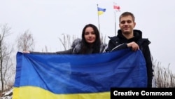 Богдан Єрмохін зі своєю сестрою Валерією у перший день після повернення до України з Росії, куди його насильно вивезли з окупованого Маріуполя, 19 листопада 2023 року