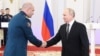 Представник угруповання «ДНР» Артем Жога (л) вітається з російським лідером Володимиром Путіним, грудень 2023 року