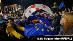 Противники закона об «иноагентах» у здания парламента