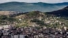 Fotografi nga arkivi e Mitrovicës së Veriut, e banuar me shumicë serbe.