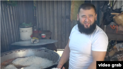 Бобои Шайх (это псевдоним) приехал в Украину из Таджикистана, каждый день он готовит для харьковчан плов