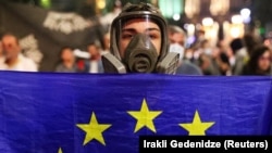 Во время протеста против законопроекта об «иностранных агентах» в столице Грузии. Тбилиси, 1 мая 2024 года

