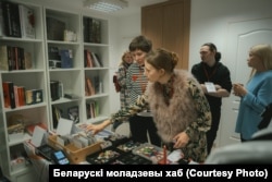 Кнігарня ў Беларускім моладзевым хабе Варшавы