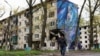Мурал із зображенням жінки з дитиною на стіні сильно пошкодженого внаслідок обстрілів армією РФ житлового будинку в прифронтовому місті Авдіївці на Донеччині, 25 квітня 2023 року, ілюстративне фото