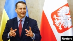 Міністр закордонних справ Польщі Радослав Сікорський під час візиту до України. Київ, 22 грудня 2023 року
