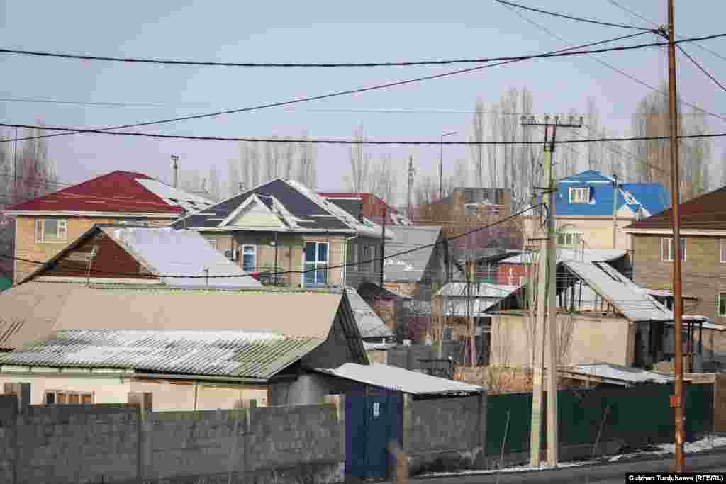 Конушта батир үчүн үйлөр, тигүүчү цехтер көп. Бул жерде негизинен "Дордой" базарында соода кылгандар жашарын айтышты. 