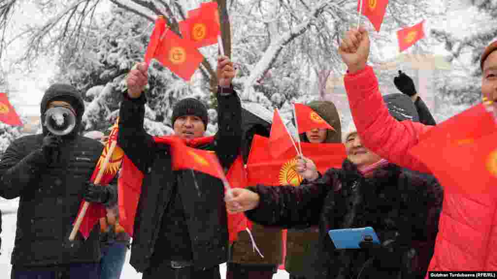 Тууну коргогон митингге "Дордой" базарында курут сатып иштеген Мирлан Асанов аттуу Бишкектин тургуну да келген. Ал чогулгандарга өз акчасына алып келген желекти таратты. 