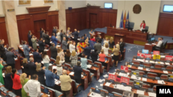 Усвојување на заклучоците во Собранието. 