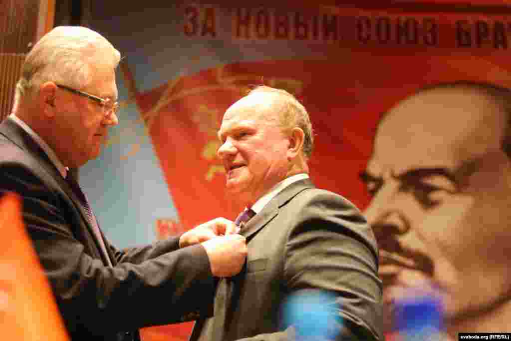 Ігор Карпенко нагороджує Геннадія Зюганова