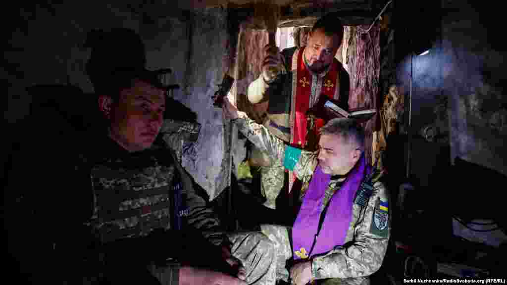 Військові капелани Максим та Олександр освячують паски на передових позиціях української армії під час артобстрілу. Харківська область, 24 квітня 2022 року