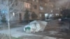 Во дворах в центре Ашхабада крыши падали на машины
