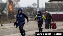 Журналісти під час висвітлення бойових дій в Ірпені на Київщині, 6 березня 2022 року