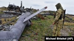 Український військовий на острові Зміїний у Чорному морі біля знищеного російського гелікоптера, 18 грудня 2022 року, ілюстративне фото