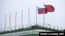 Флаги России и Китая