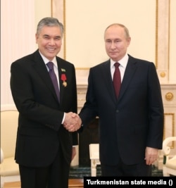 Гурбангулы Бердымухамедов (слева) с Владимиром Путиным. Москва, ноябрь 2022 года.