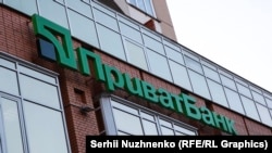 Справу призупинили ввечері 16 жовтня, у судових реєстрах вранці 17 жовтня це не встигли відобразити