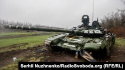 Підбитий російський танк Т- 72БЗ поблизу Донецька, 13 квітня 2022 року