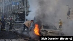 Віталій Кличко пише, що пошкоджені авто та дах приватного будинку. Фото ілюстративне 