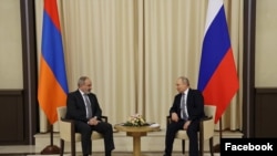 Встреча премьер-министра Армении Никола Пашиняна (слева) и президента России Владимира Путина в Ново-Огарёве, 19 апреля 2022 г. 