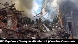 У ДСНС додали, що роботи щодо розбору руйнувань і пошуку постраждалих продовжуються