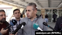 Էդգար Ղազարյանը զրուցում է լրագրողների հետ, Երևան, 18-ը հոկտեմբերի, 2022թ.