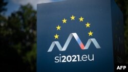 Сликата го прикажува официјалното лого на претседателството на Словенија со Европската унија во Брдо при Крањ