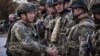 Александр Сырский пожимает руки украинским военным в Лимане после освобождения города от российской оккупации, октябрь 2022 года
