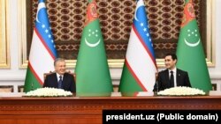 Türkmenistanyň prezidenti Serdar Berdimuhamedow (sagda) bilen Özbegistanyň prezidenti Şawkat Mirziýoýew Aşgabatda metbugat ýygnagyny geçirýär. Özbegistanyň prezidentiniň metbugat gullugyndan alnan surat. 