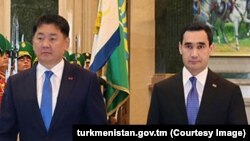 Türkmenistanyň prezidenti Serdar Berdimuhamedow (sagda) we Mongoliýanyň prezidenti Uhnaagiýn Hurelsuh. Aşgabat. Oktýabr, 2024 ý.