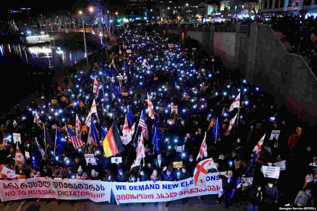 15 fevral. Yeni seçkilər istəyən etirazçılar Tbilisinin mərkəzində yürüş edirlər. 