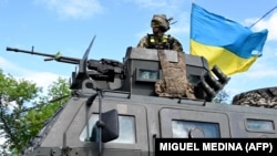 Ілюстраційне фото. Український військовослужбовець стоїть на верху бронеавтомобіля «Козак-2М» біля Краматорська на Донеччині, 14 липня 2022 року
