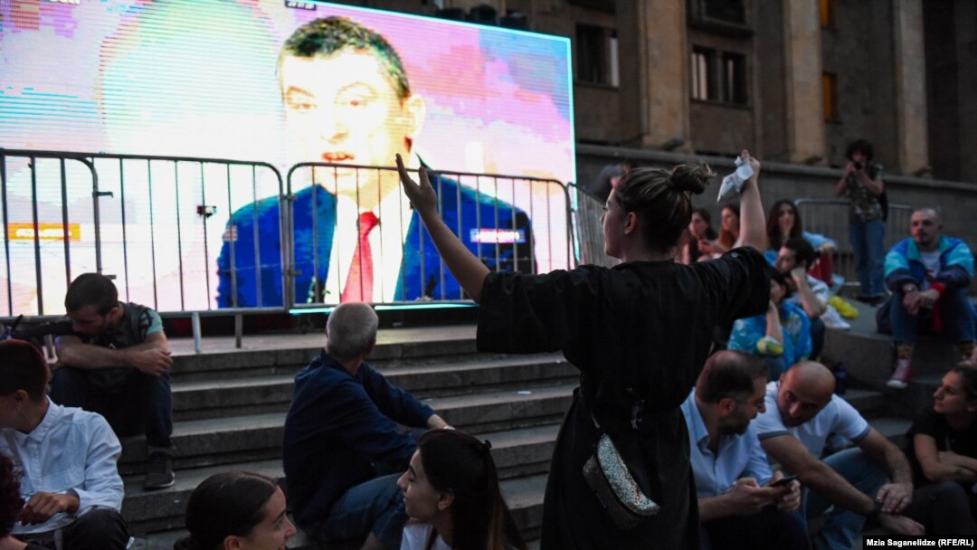 В центре протеста – на проспекте Руставели – основная часть митингующих смотрела интервью на большом экране