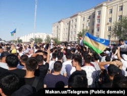 Nukus. Protestçiler. 1-nji iýul.