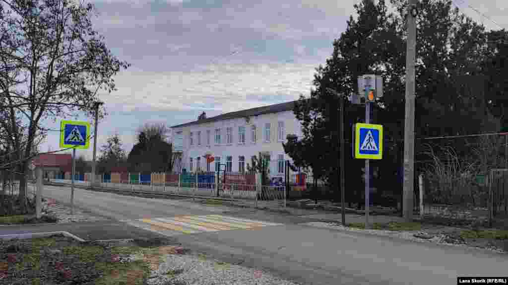 Біля дитячого садка «Райдуга», за яким розташована сільська школа, встановили світлофор