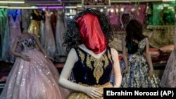 Ýüzi örtülen manekenler. “Talybanyň” häkimiýeti astynda, ýurtda girizilen aýratyn düzgün