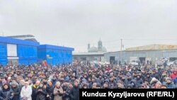 "Дордой" базарында чогулган соодагерлер. 24-декабрь. 2021-жыл
