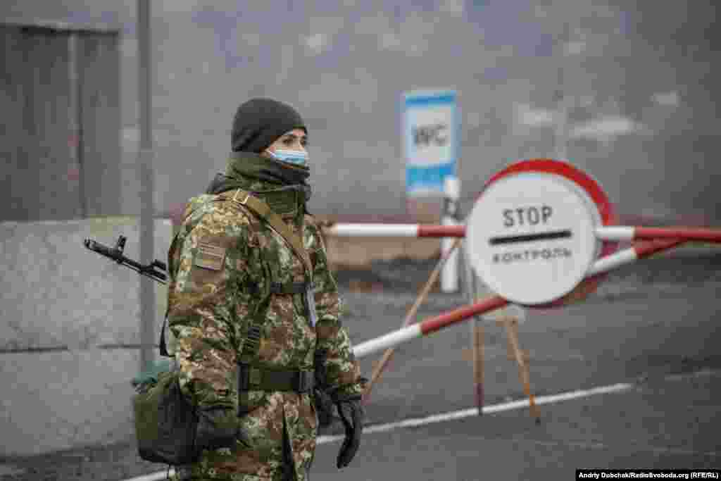 10 листопада 2020-го Україна зі свого боку відкрила усі КПВВ на Донбасі. Їх сім. Але на більшості з них російські гібридні сили зі своєї сторони блокують перетин лінії розмежування.