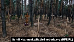 Влада каже, що біля Ізюма може бути захоронено близько 450 тіл людей
