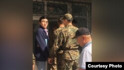 Ырыскелди Жекшеналиевди ЮРФАга алып кирип баратышат. (сүрөт Эрлан Бекчоро уулуна таандык)