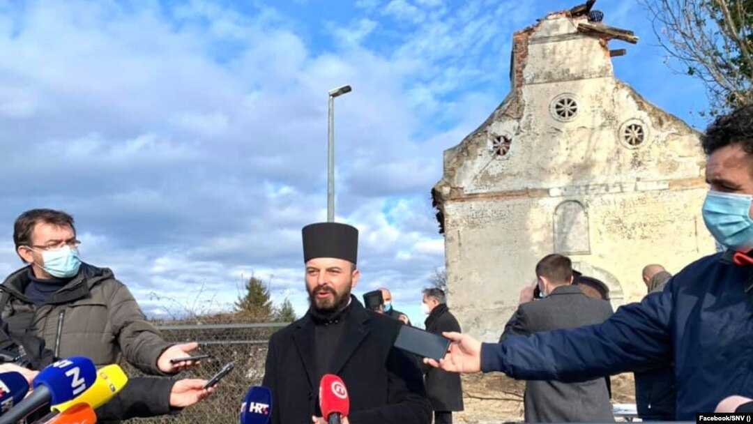 Petrinjski paroh Saša Umičević ispred crkve sv. Nikole u Petrinji 6. siječnja 2020.