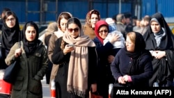 Iranske žene koje nose obavezni hidžab šetaju ulicom u glavnom gradu, Teheranu.