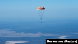Капсула з космонавтами, які повертаються з МКС, над Казахстаном, 17 квітня 2020 року