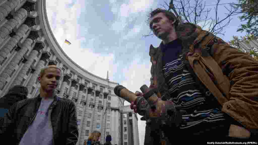 Один із учасників мітингу приніс із собою «бонг», зроблений у вигляді булави