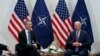 Під час переговорів тодішнього віцепрезидента США Джо Байдена з генеральним секретарем НАТО Єнсом Столтенберґом. Мюнхен, лютий 2015 року