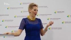 Вдова Вороненкова заспівала українською і презентувала благодійний фонд (відео)