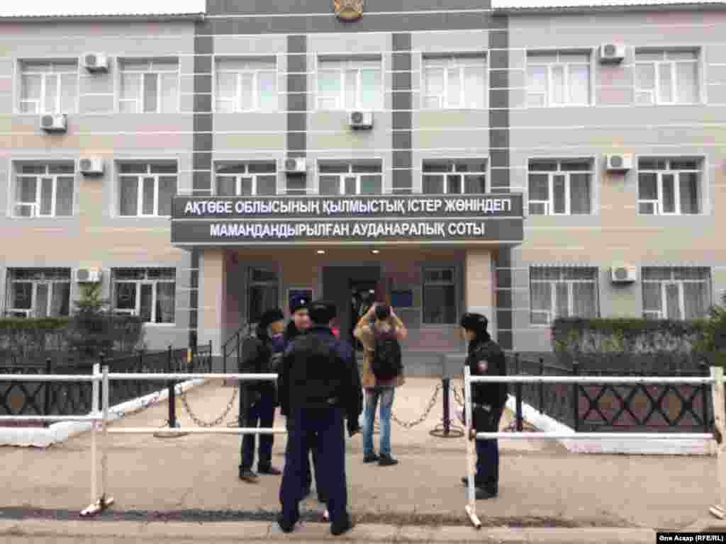 Сотталушылар саны - 29 адам. Олардың тоғызына билік "теракт" атаған шабуылға қатысты деген айып тағылған. 18 адамға "жасалғалы жатқан шабуыл туралы хабарламады, қылмысты жасырды" деген айып тағылған. Бұл іс бойынша куәлер саны - 48, жәбірленушілер - 88 адам. 
