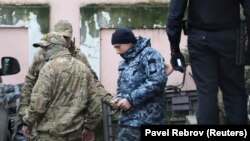 Украинского военнослужащего выводят из здания суда в Симферополе, ноябрь 2018 года