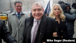 Лев Парнас і його дружина Світлана прибули у федеральний суд Манхеттена, Нью-Йорк, 2 грудня 2019 року