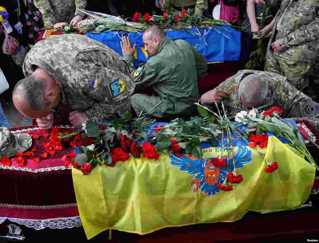 На майдані Незалежності в Києві прощалися з двома загиблими бійцями другої афганської штурмової роти батальйону «Айдар» – Миколою Кулібою («Дядею Колею» /«Батею Рівненським») і Сергієм Баулою («Вороном»). Київ, 26 травня 2016 року ДИВИТИСЬ ВІДЕО