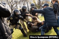 Хабаровск шаарында нааразылык жыйынга чыккан демонстранттар менен орусиялык коопсуздук күчтөрү кагылышууда. 10-октябрь, 2020-ж. (Ольга Цикарёва).